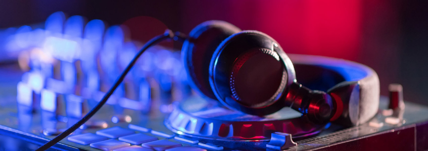 Devenir DJ : formation, salaire et budget